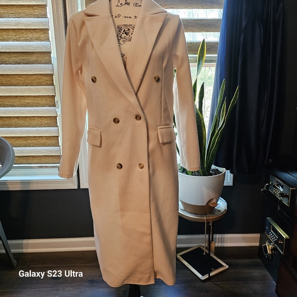Elegant White Double-Breasted Women's Coat - Picture 4 of 13